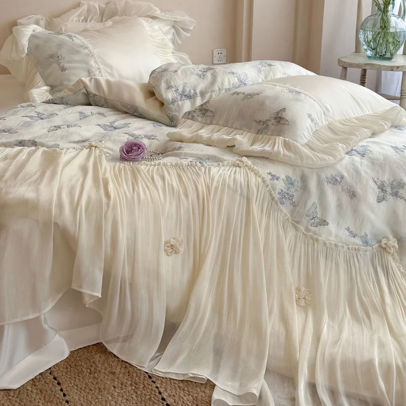 Romantisches Baumwoll-Bettwäscheset mit Chiffon-Volant, bestickten Schmetterlingen und Bettschürze Karnz