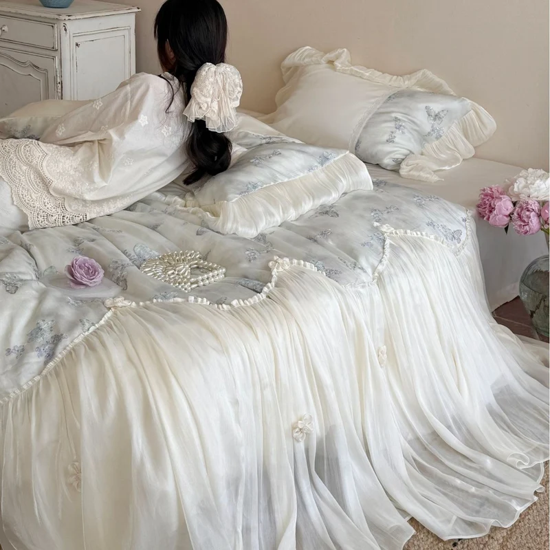 Romantisches Baumwoll-Bettwäscheset mit Chiffon-Volant, bestickten Schmetterlingen und Bettschürze Karnz