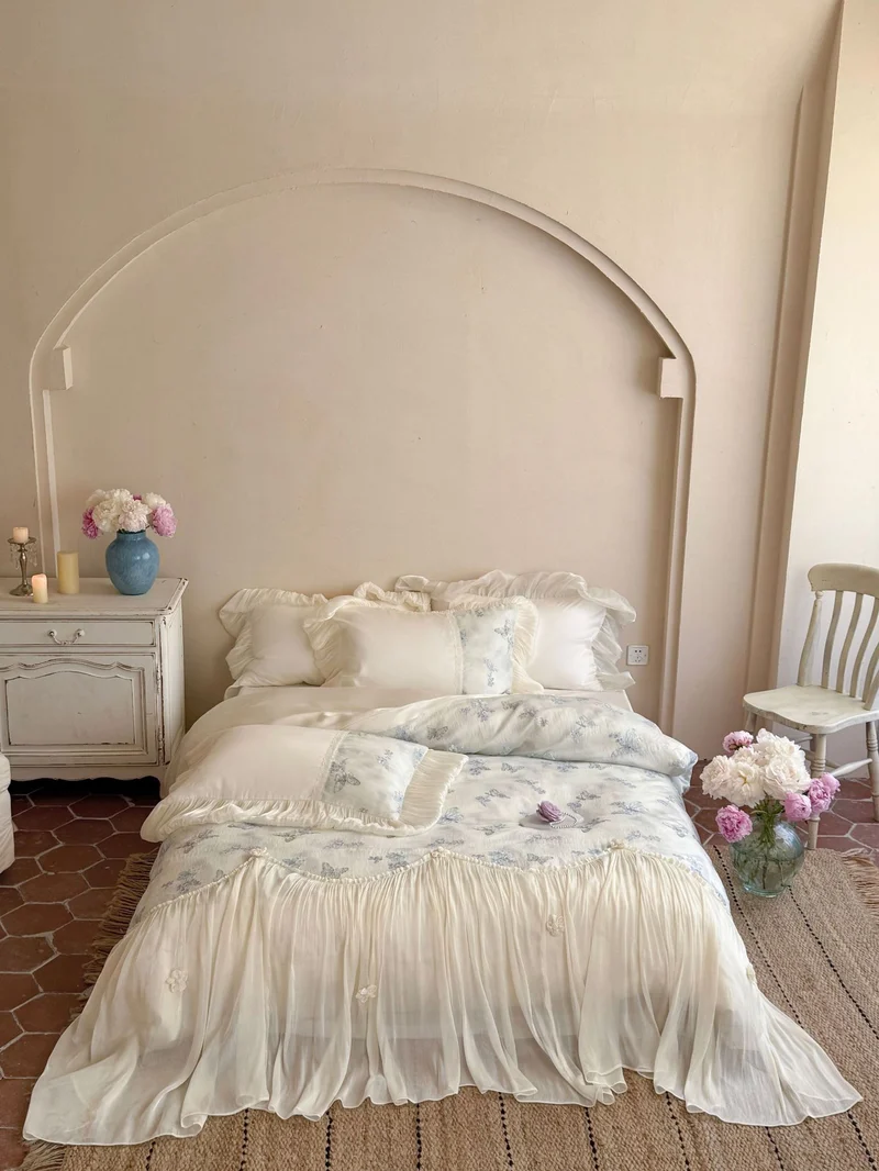 Romantisches Baumwoll-Bettwäscheset mit Chiffon-Volant, bestickten Schmetterlingen und Bettschürze Karnz
