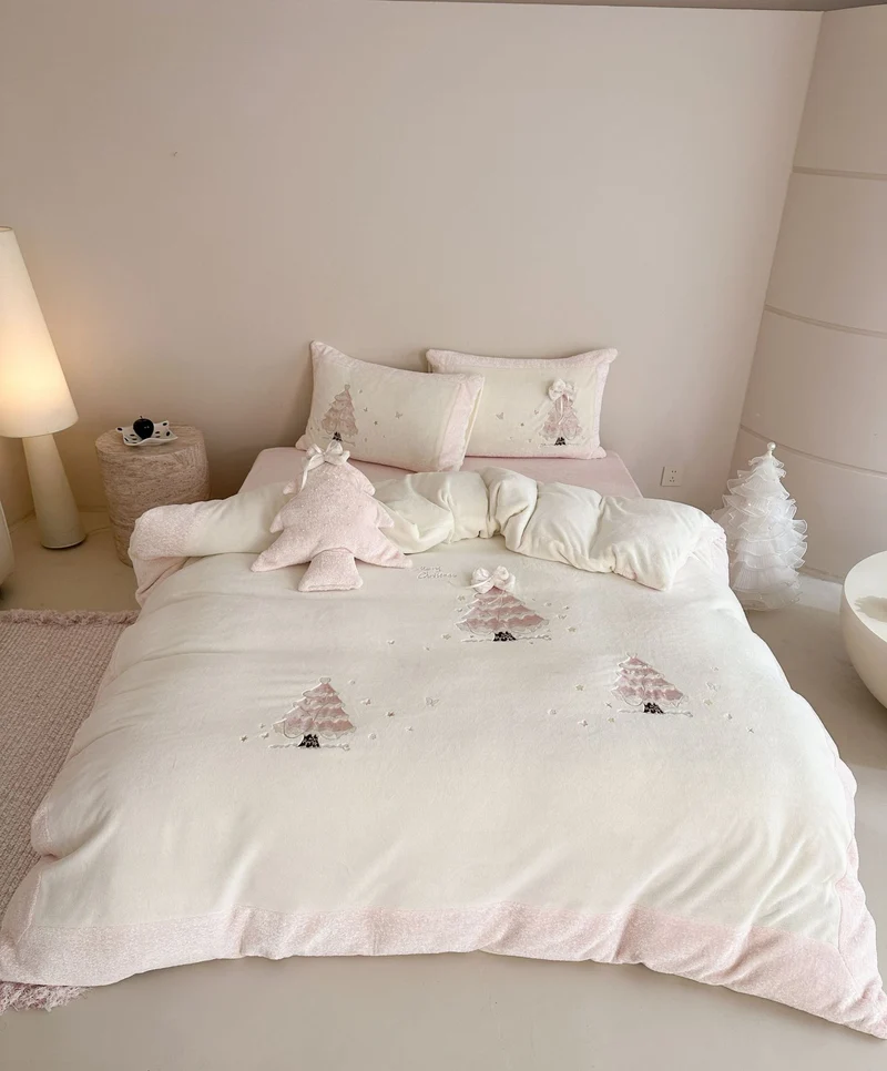 Luxus-Kinder-Bettwäsche-Garnitur mit bestickten Tannen, Samtbesatz und Kuschelkissen Karnz