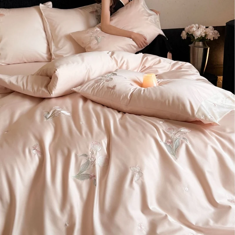 Luxuriöses Satin-Bettwäsche-Set mit feiner Blumenstickerei Karnz