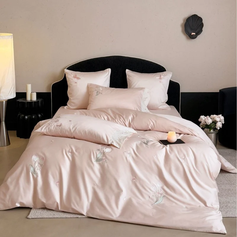 Luxuriöses Satin-Bettwäsche-Set mit feiner Blumenstickerei Karnz