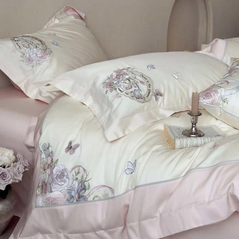 Luxuriöses floral besticktes Baumwollsatin-Bettwäsche-Set mit Volant und Zierkissen Karnz
