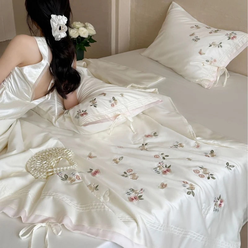 Luxuriöse Satin-Bettwäschegarnitur mit zarter Blumenstickerei und Bandverschluss Karnz