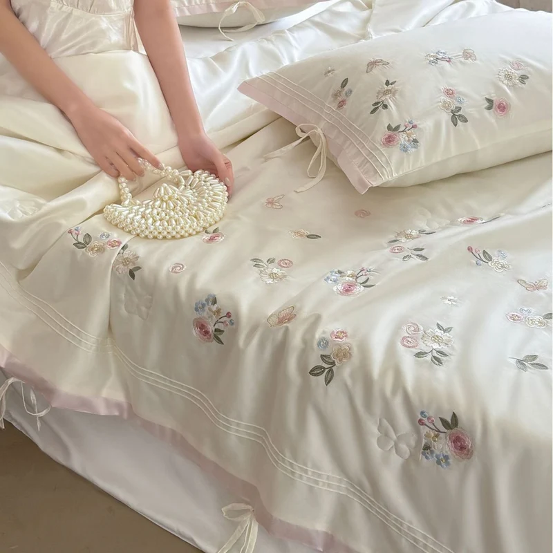 Luxuriöse Satin-Bettwäschegarnitur mit zarter Blumenstickerei und Bandverschluss Karnz