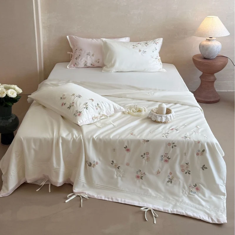 Luxuriöse Satin-Bettwäschegarnitur mit zarter Blumenstickerei und Bandverschluss Karnz