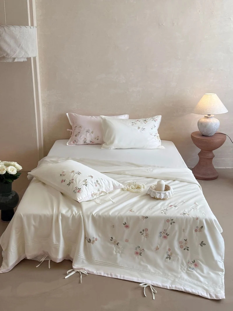 Luxuriöse Satin-Bettwäschegarnitur mit zarter Blumenstickerei und Bandverschluss Karnz