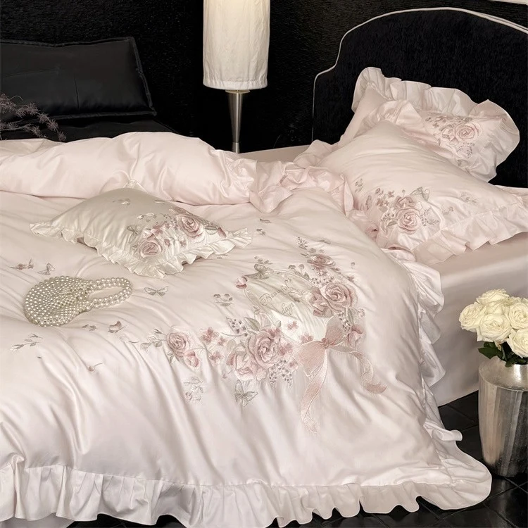 Luxuriöse Satin-Bettwäschegarnitur mit floraler Stickerei, Rüschenrand und seidig-mattem Finish Karnz