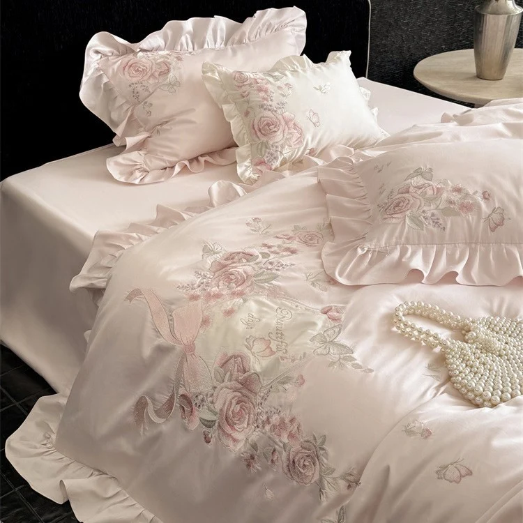 Luxuriöse Satin-Bettwäschegarnitur mit floraler Stickerei, Rüschenrand und seidig-mattem Finish Karnz