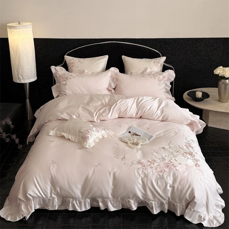 Luxuriöse Satin-Bettwäschegarnitur mit floraler Stickerei, Rüschenrand und seidig-mattem Finish Karnz