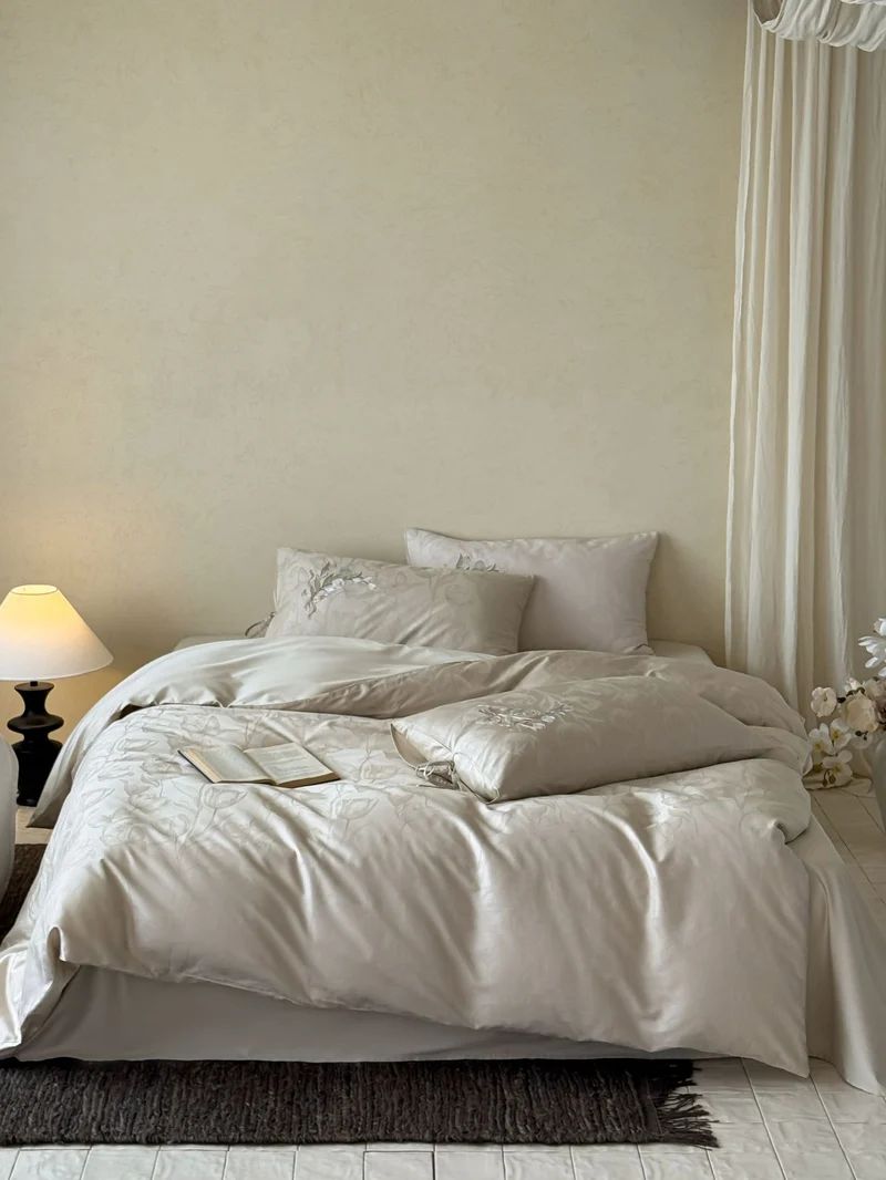 Jacquard-Bettwäsche-Set aus Baumwoll-Satin mit floraler Reliefstruktur Karnz