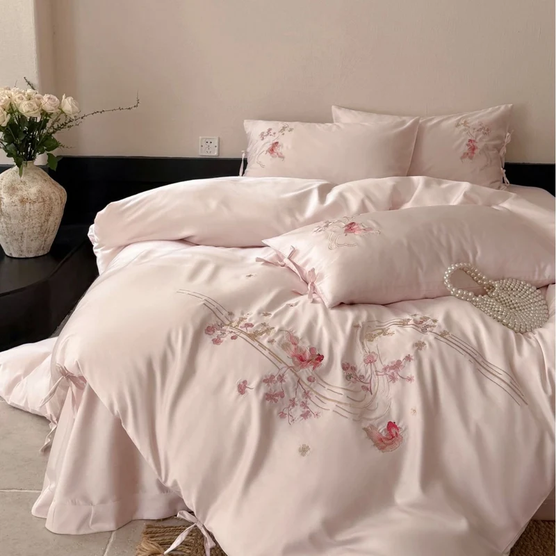 Feinseidige Satin-Bettwäsche-Garnitur mit zarter Blumenstickerei und Bindebändern Karnz