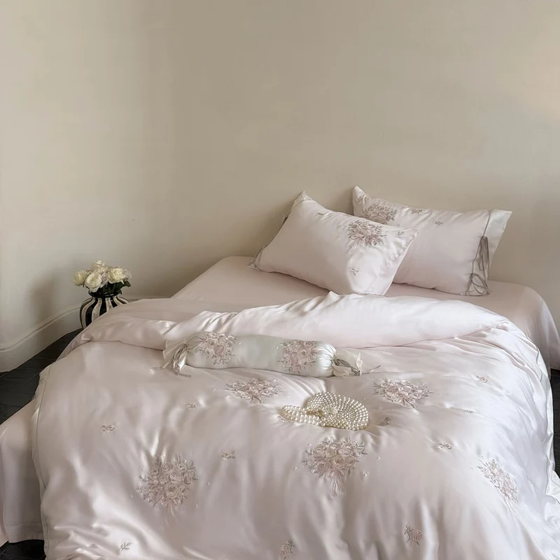 Fein glänzendes Satin-Bettwässet mit gestickten Rosenbouquets und Zierkissenrolle Karnz