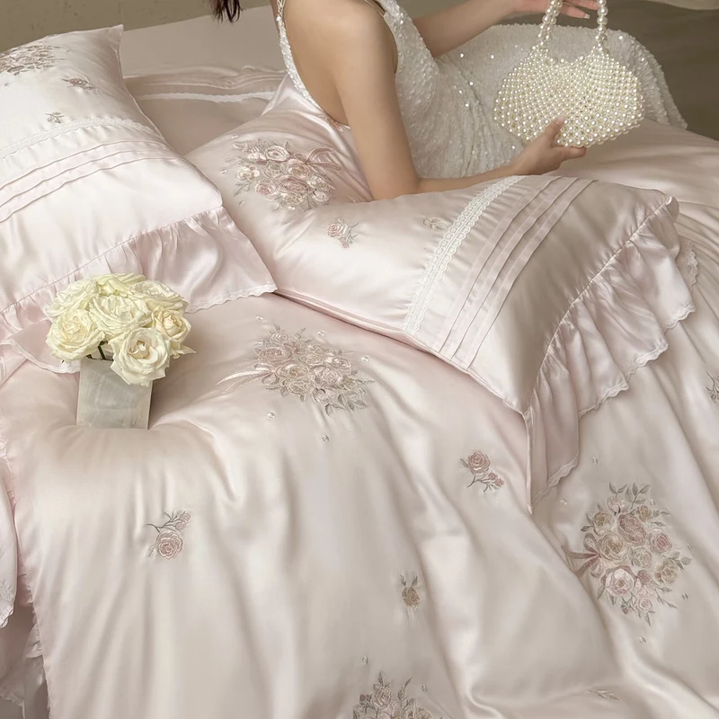 Fein glänzendes Satin-Bettwässet mit gestickten Rosenbouquets und Zierkissenrolle Karnz