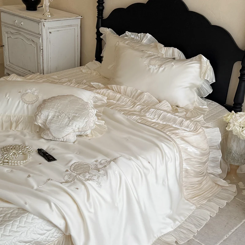 Elegantes besticktes Satin-Bettwäsche-Set mit Volantkissen und gesteppter Tagesdecke Karnz