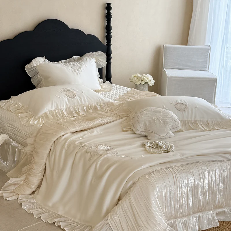 Elegantes besticktes Satin-Bettwäsche-Set mit Volantkissen und gesteppter Tagesdecke Karnz