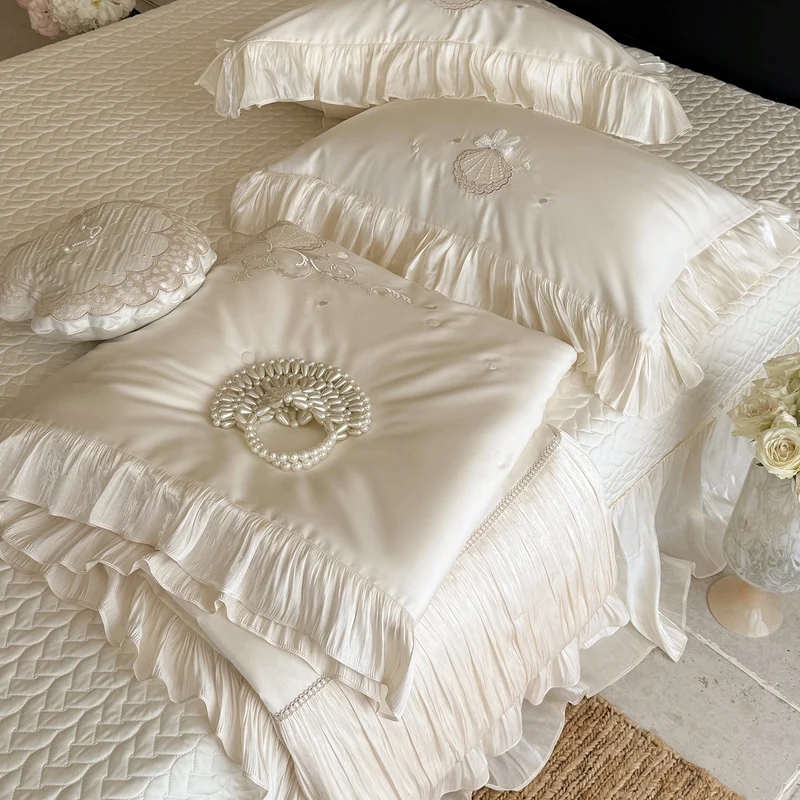 Elegantes besticktes Satin-Bettwäsche-Set mit Volantkissen und gesteppter Tagesdecke Karnz