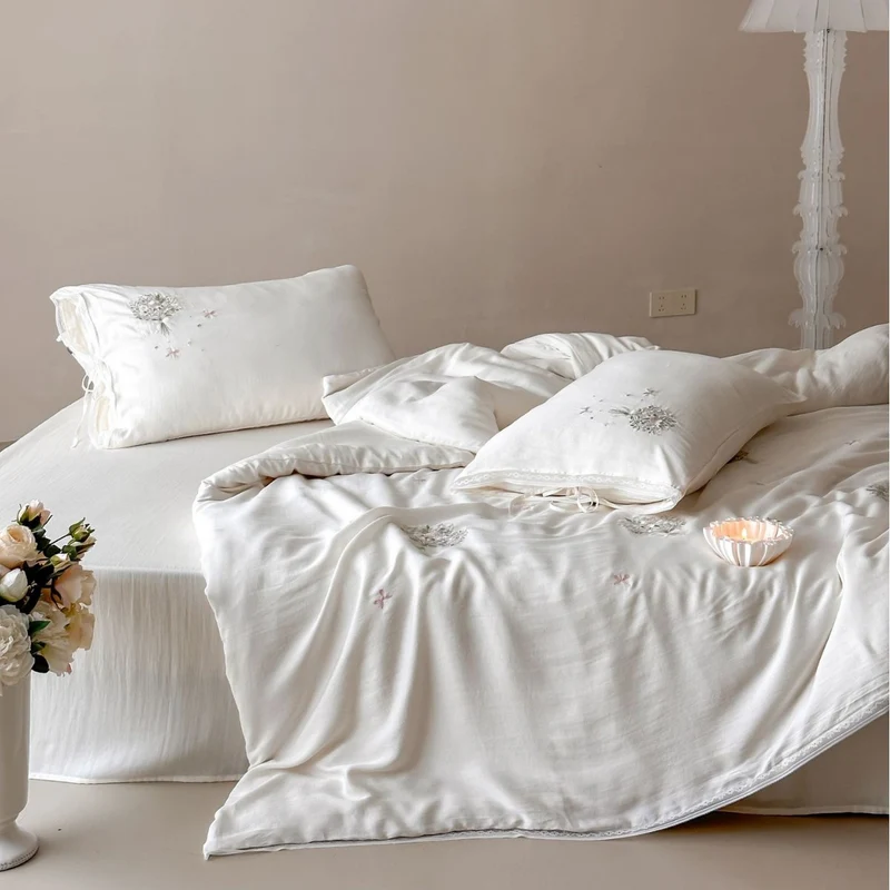 Elegante bestickte Baumwollsatin-Bettwäschegarnitur mit floralen Bouquet-Applikationen Karnz