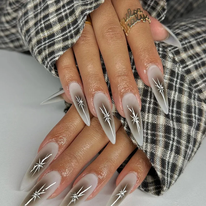 Spitz zulaufende Stiletto-Nagelverlängerungen Karnz