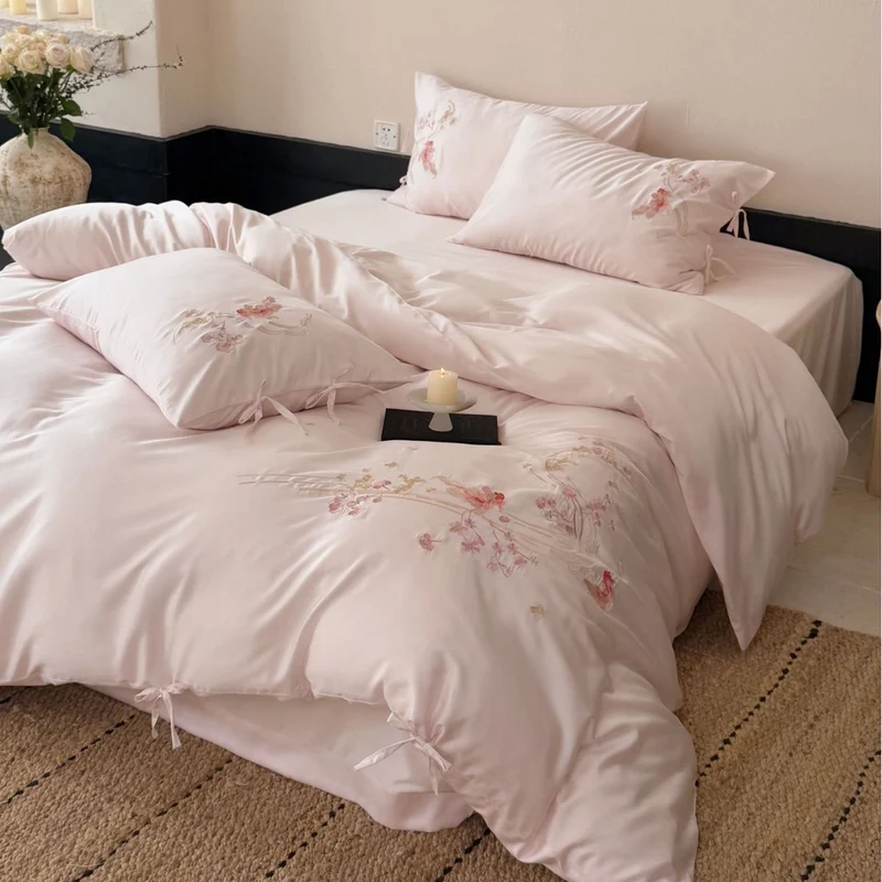 Besticktes Satin-Bettwäsche-Set mit Schleifenbändern und zarter Blumenstickerei Karnz