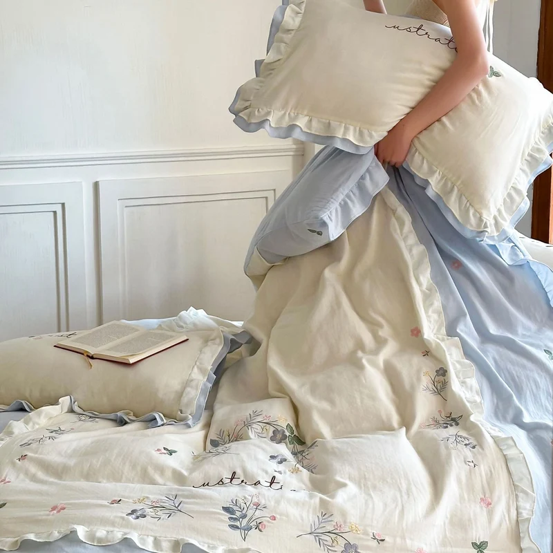 Baumwoll-Bettwäsche-Set im Landhausstil mit Rüschenkante und feiner Blumenstickerei Karnz
