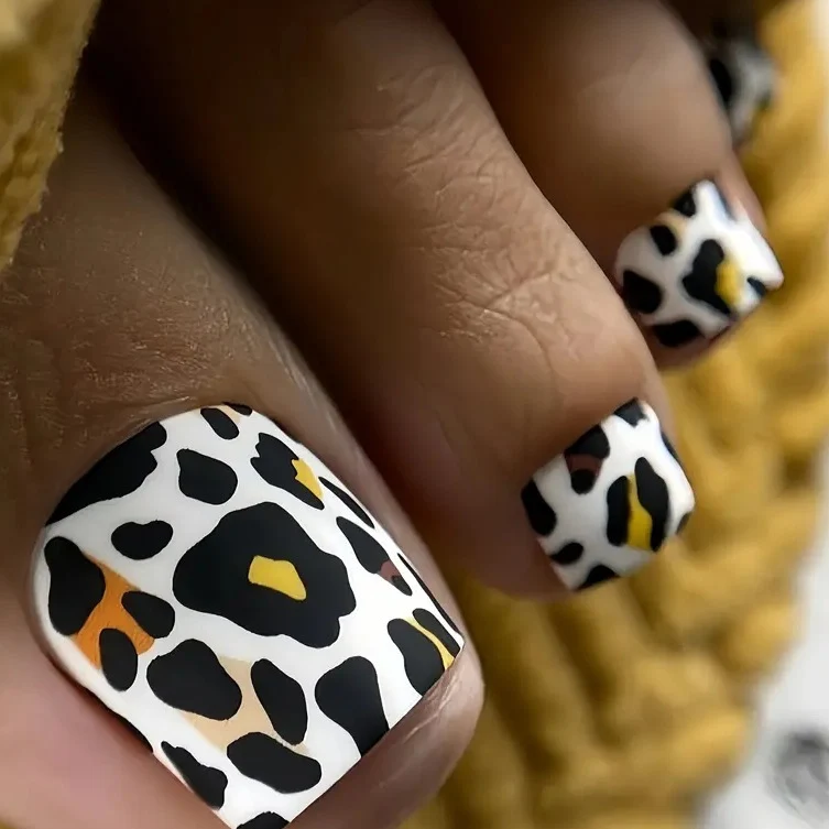 Trendige Leopardenprint Nagelkunst Karnz