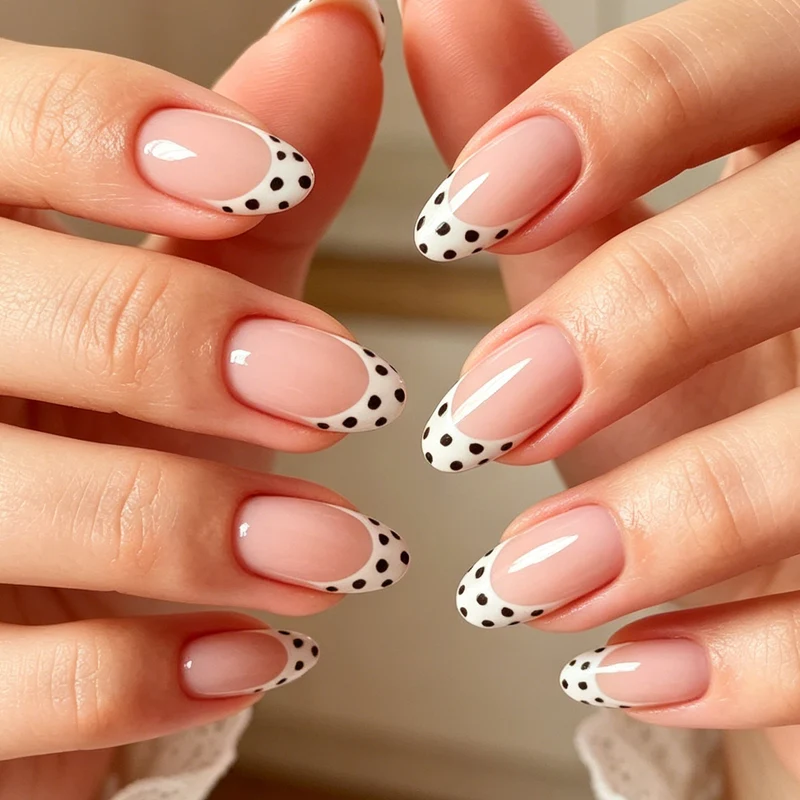 Trendige French Tip Nagelkunst Karnz