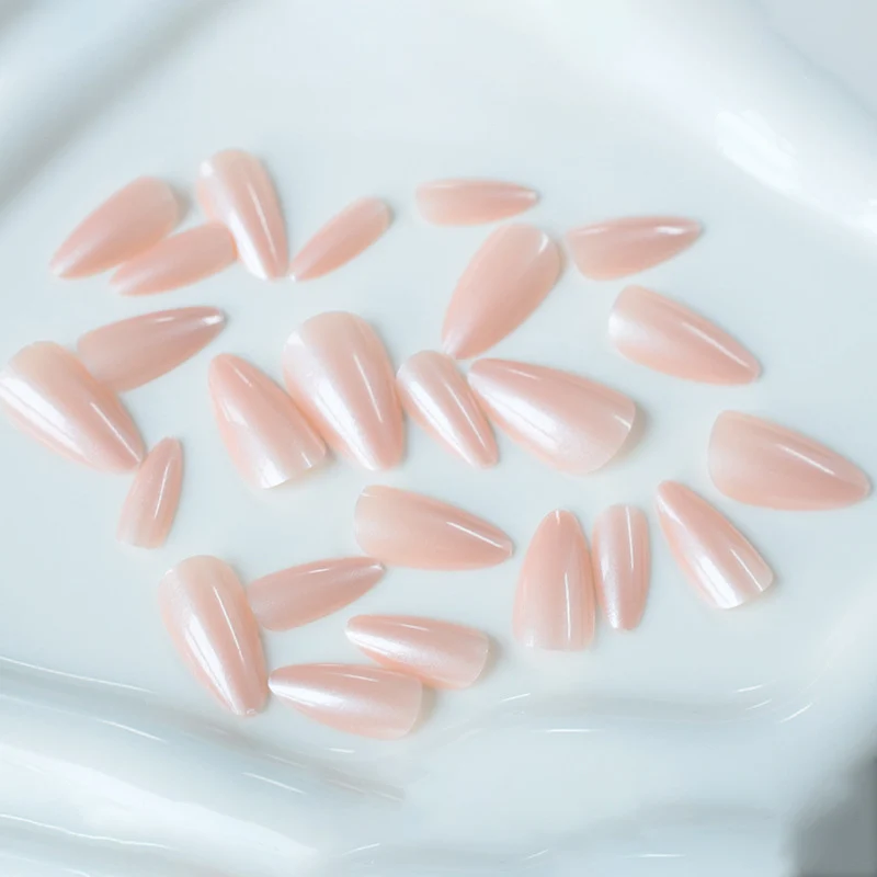 Stylische Nagelverzierung Karnz
