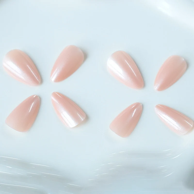 Stylische Nagelverzierung Karnz