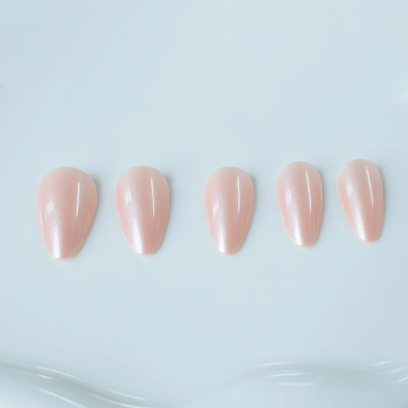 Stylische Nagelverzierung Karnz