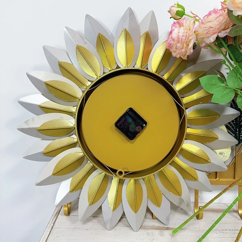 Sonnenstrahl Dekorative Wanduhr mit Blattmotiv Karnz
