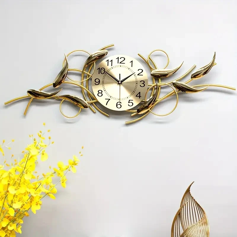 Verschnörkelte dekorative Metallwanduhr Karnz