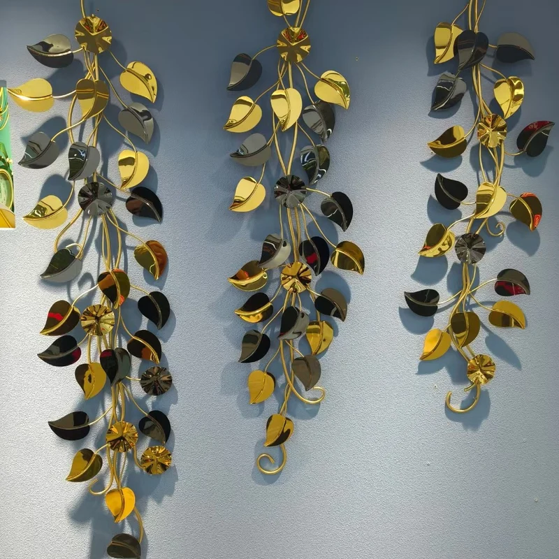 Blumen-Wanduhr mit Blattdesign Karnz