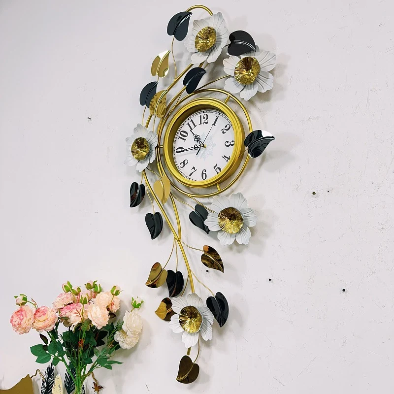 Floral Wanduhr Kunst mit elegantem Metallrahmen Karnz