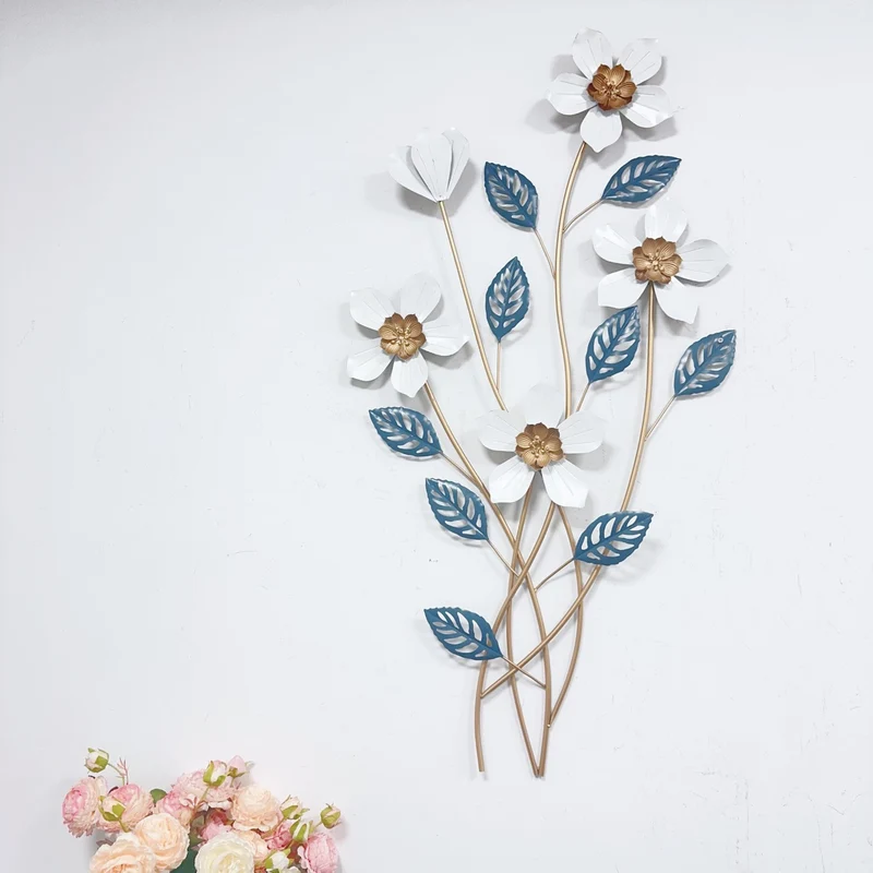Elegante florale Wandskulptur Karnz