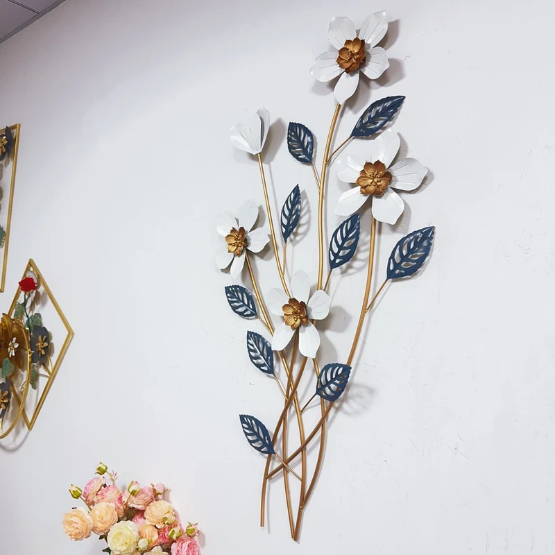 Elegante florale Wandskulptur Karnz