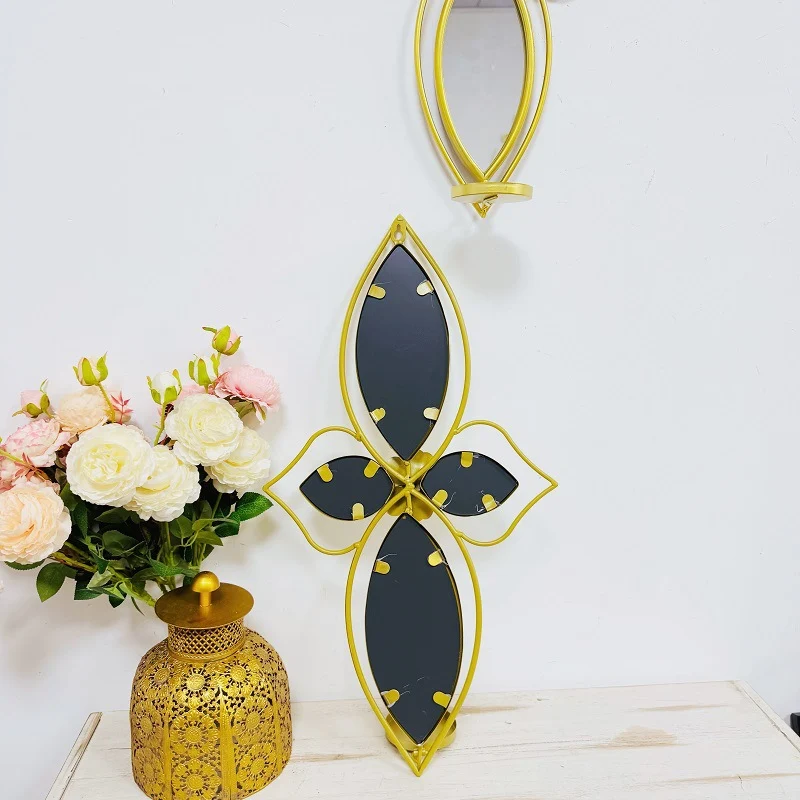 Eleganter Blumen-Wandspiegel mit dekorativem Metalldesign Karnz