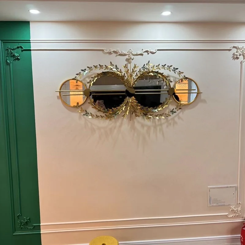 Eleganter Botanischer Wand spiegel mit dekorativen floralen Akzenten Karnz