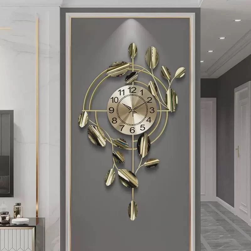 Dekorative Wanduhr mit Blattdesign Karnz