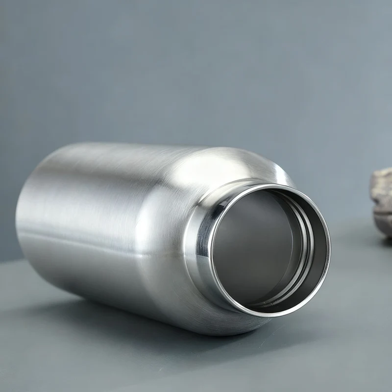Isolierte Edelstahl-Trinkflasche mit Griff