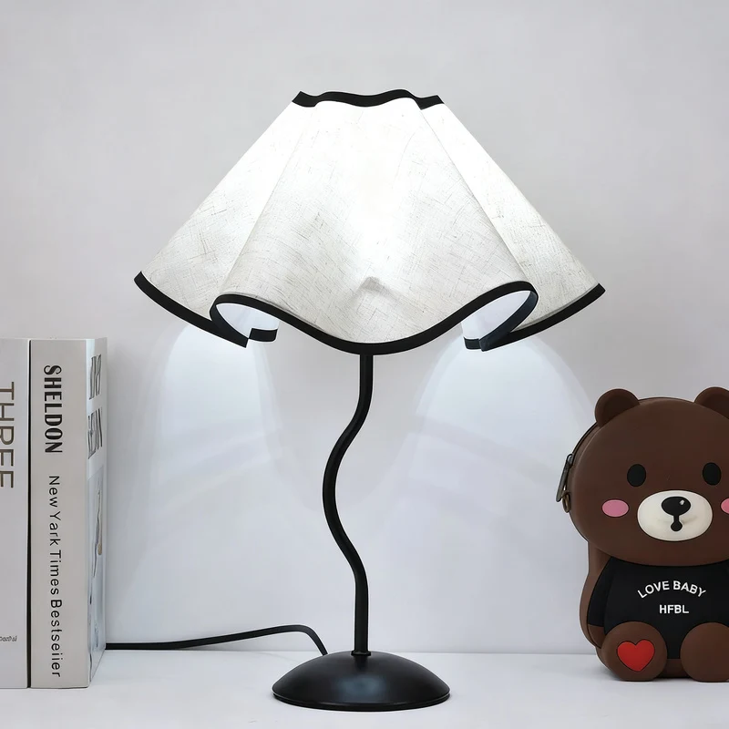 LED-Tischlampe mit Blütendesign und Touchsteuerung