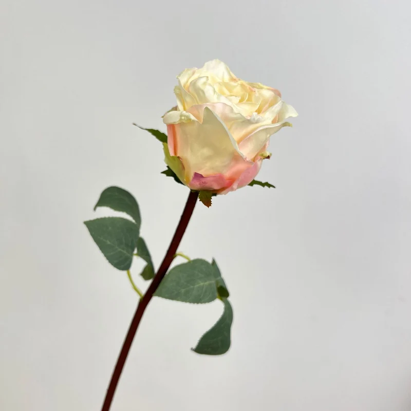 Natürlich aussehende Blumen Dekoration