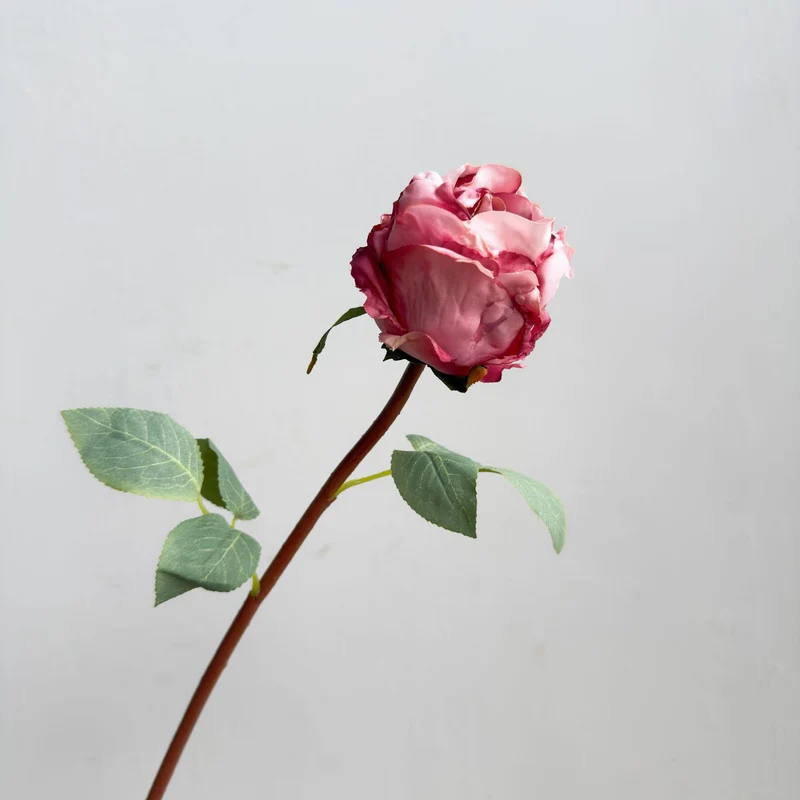 Natürlich aussehende Blumen Dekoration