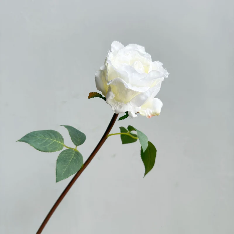 Natürlich aussehende Blumen Dekoration