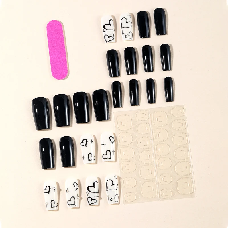 Künstlerisches Herzdesign Nail Art Karnz