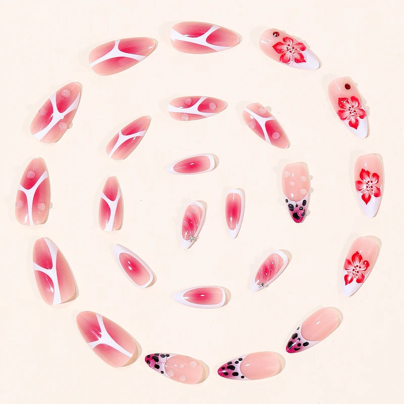 Künstlerisches Floral-Nageldesign Karnz