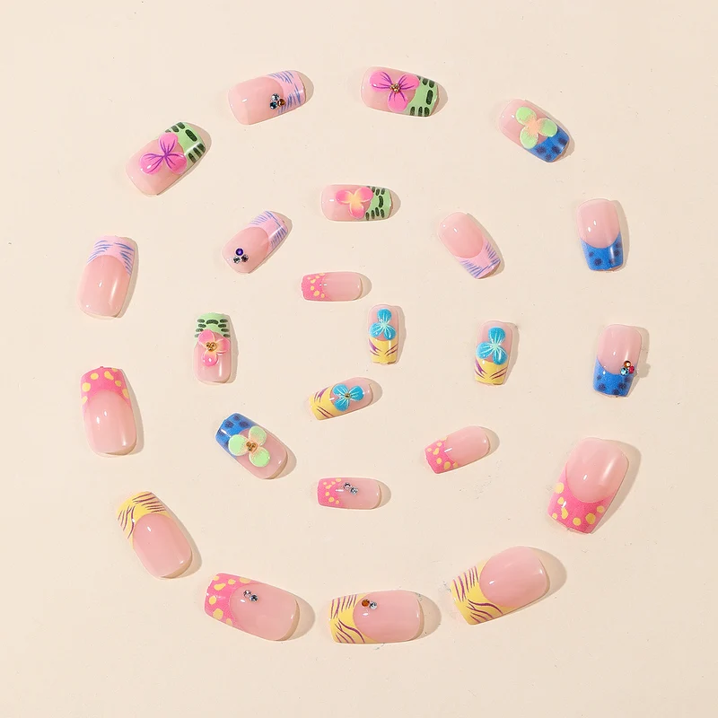 Künstlerisches Blumendesign Nagelkunstverlängerungen Karnz