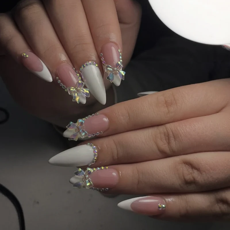 Elegantes Stiletto-Nagelkunst-Set mit Edelsteinakzenten Karnz
