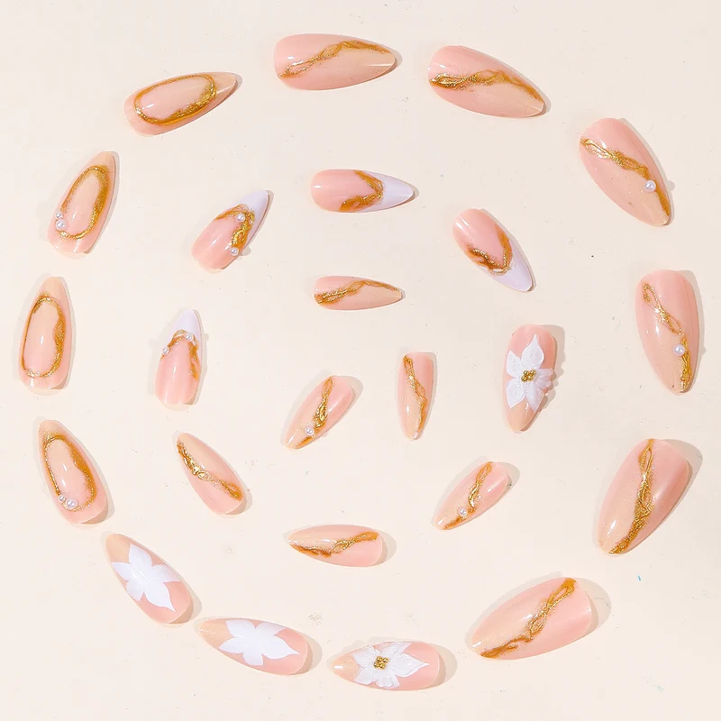 Elegantes florales Nagelkunstdesign Karnz