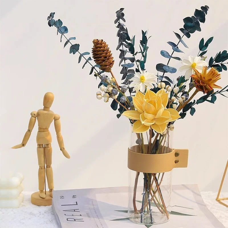 Elegante Blumenarrangement in Glasvase